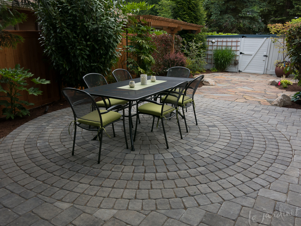 The original flagstone path has been intersected by a grey cobble patio, the pattern and change of material emphasizing the new function in this transitional space. Read the full story here.